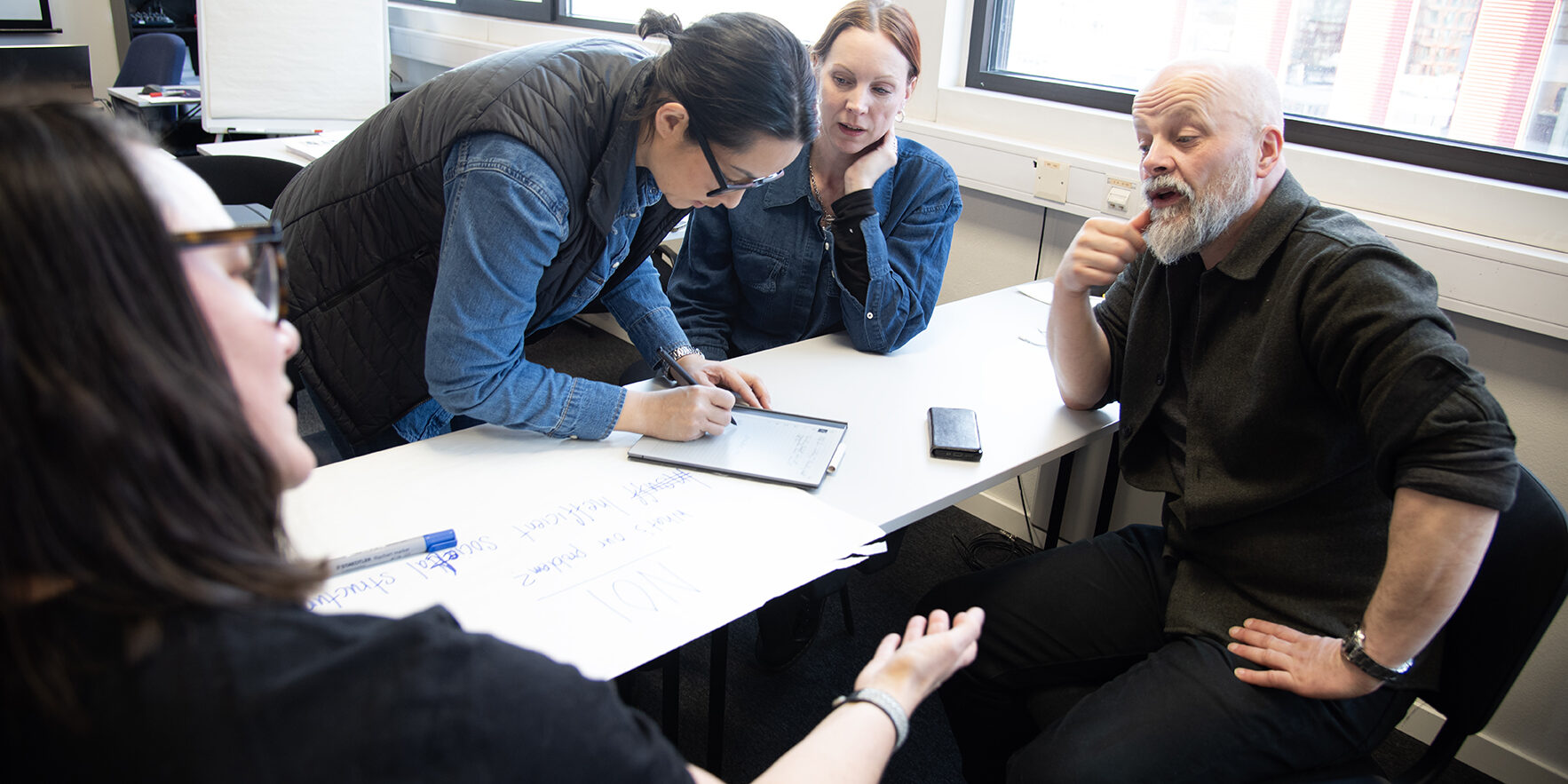 Thommy Andresen från KBT Fagskole i en workshop tillsammans med Caroline Uthawong-Burr, Jessica Otteson och Sara Wallentin från Coompanion. Foto: Kerstin Stickler